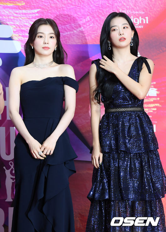 그룹 레드벨벳(Red Velvet) 아이린, 슬기가 포즈를 취하고 있다. /cej@osen.co.kr