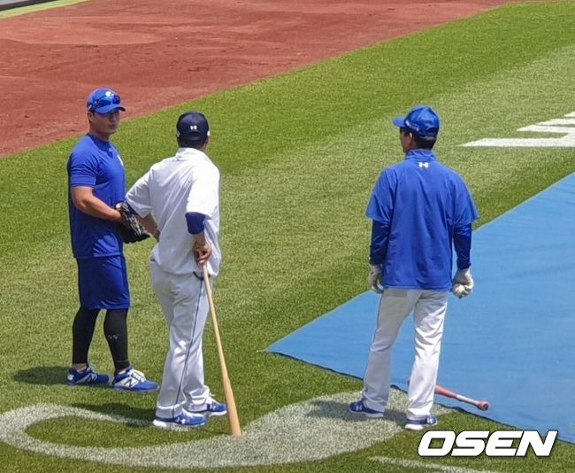 오승환이 최태원 수석 코치, 김용달 타격 코치와 이야기를 나누고 있다. /what@osen.co.kr