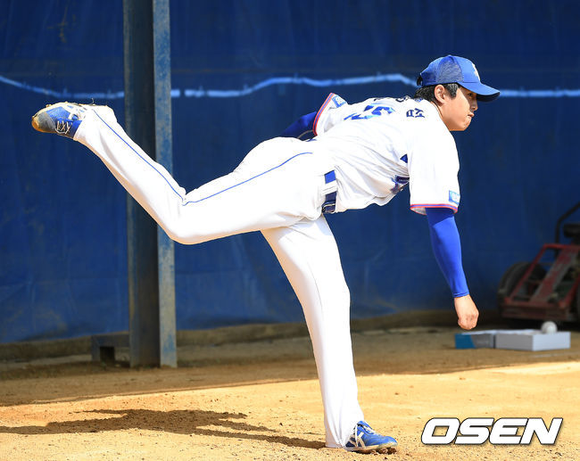 삼성 라이온즈가 6일 오후 일본 오키나와 온나 아카마 볼파크에서 훈련을 진행했다.양창섭이 불펜 피칭을 하고 있다. /youngrae@osen.co.kr