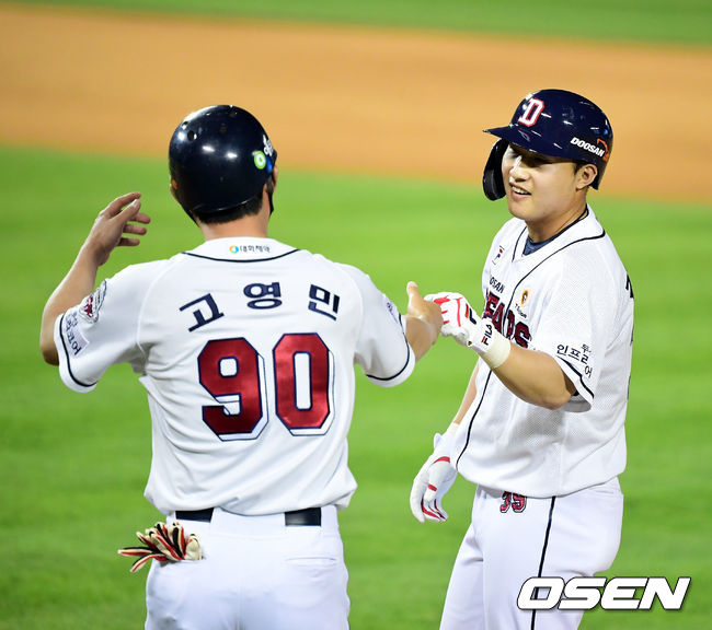 연장 11회말 무사에서 두산 김인태가 좌전안타를 날리고 미소짓고 있다. /jpnews@osen.co.kr