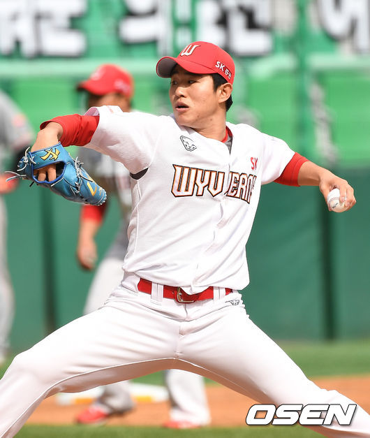 8회초 마운드에 오른 SK 투수 김정빈이 힘차게 공을 뿌리고 있다./ dreamer@osen.co.kr