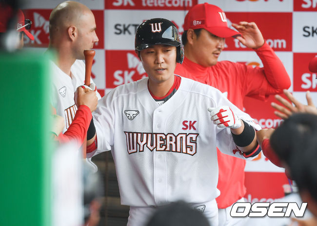 5회말 SK 선두타자 이흥련이 솔로홈런을 날리고 동료들의 축하를 받고 있다 /   soul1014@osen.co.kr