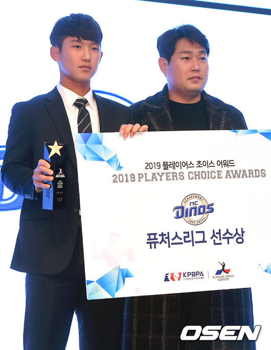 구단별 퓨처스 선수상을 수상한 NC 서호철이 양의지와 포토타임을 갖고 있다./youngrae@osen.co.kr 