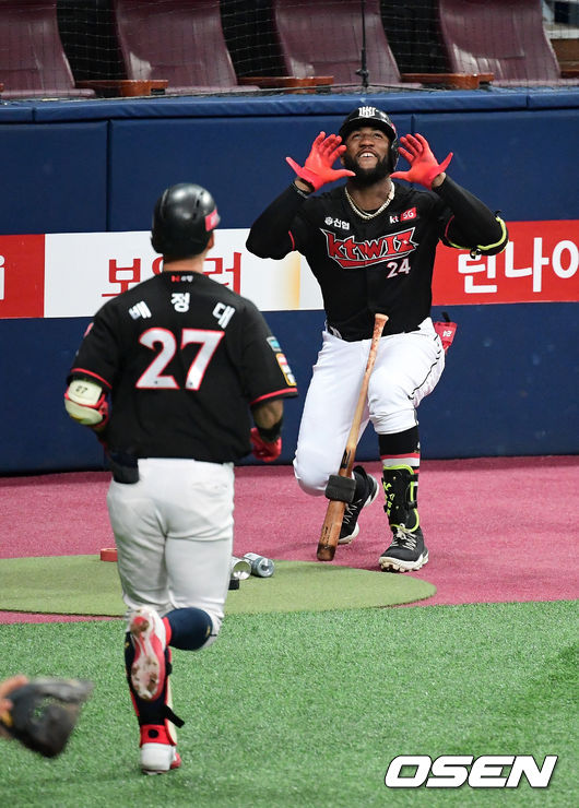 2회초 2사에서 KT 배정대가 솔로포를 날리자 로하스가 세리머니를 따라하며 반기고 있다. /jpnews@osen.co.kr