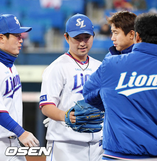 삼성 선발 최채흥이 4회초를 마친 후 덕아웃으로 들어오며 동료들과 하이파이브를 하고 있다./rumi@osen.co.kr