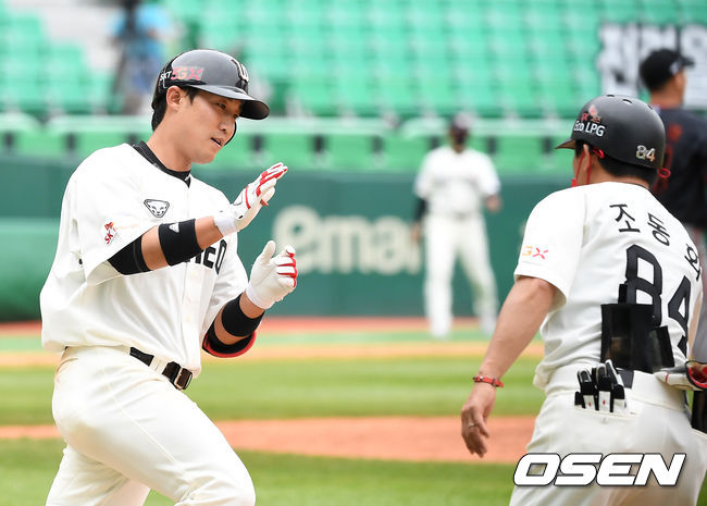 31일 오후 인천 SK행복드림구장에서 '2020 신한은행 SOL KBO리그' SK 와이번스와 한화 이글스의 경기가 열렸다.5회말 1사 SK 이흥련이 역전 솔로 홈런을 때려린 뒤 베이스를 돌고 있다. /youngrae@osen.co.kr