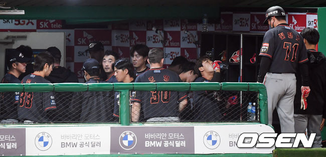 경기종료 후 연패에 빠진 한화 선수들이 더그아웃을 빠져나가고 있다/   soul1014@osen.co.kr