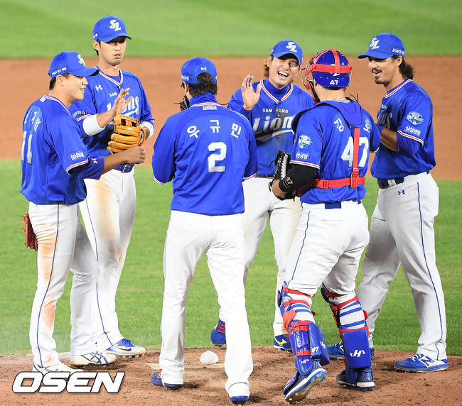 경기를 마치고 삼성 선수들이 마운드 위에서 승리의 기쁨을 나누고 있다. / rumi@osen.co.kr