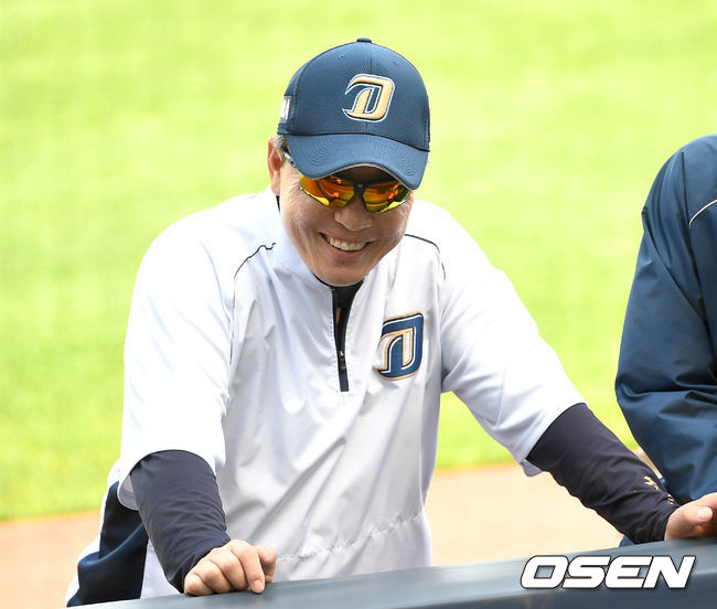 경기를 앞두고 NC 이동욱 감독이 선수들과 대화를 나누며 미소짓고 있다. / dreamer@osen.co.kr
