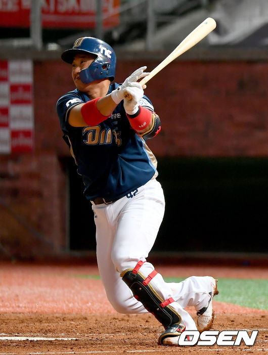 [OSEN=인천, 김성락 기자] 15일 오후 인천 SK행복드림구장에서 '2020 신한은행 SOL KBO리그' SK 와이번스와 NC 다이노스의 경기가 열렸다.4회초 2사 주자 1,2루 NC 김태군이 좌익수 앞 1타점 적시타를 날리고 있다. /ksl0919@osen.co.kr