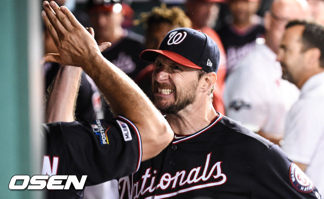 7회초 1사 만루 위기를 넘긴 워싱턴 슈어저가 환호하고 있다.  /soul1014@osen.co.kr
