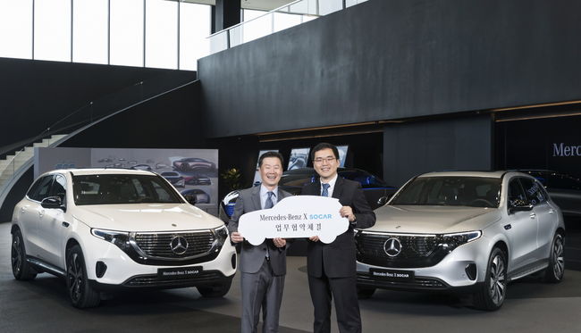 협약식을 갖고 있는 메르세데스-벤츠 코리아 이상국 세일즈 부문 총괄 부사장(왼쪽), 쏘카 위현종 부사장.
