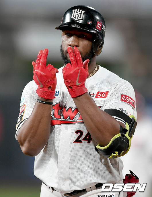 KT 로하스가 역전의 2타점 적시타를 날리고 있다./ksl0919@osen.co.kr