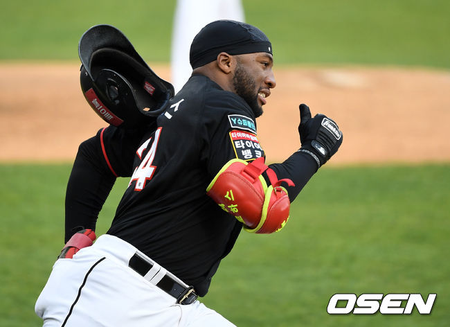 KT 로하스가 우전 2루타를 치고 그라운드를 달리고 있다. /sunday@osen.co.kr