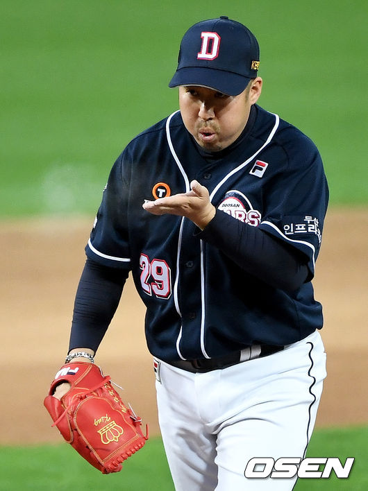 두산 선발 유희관이 1회 마운드에 오르며 로진을 불고 있다. / dreamer@osen.co.kr