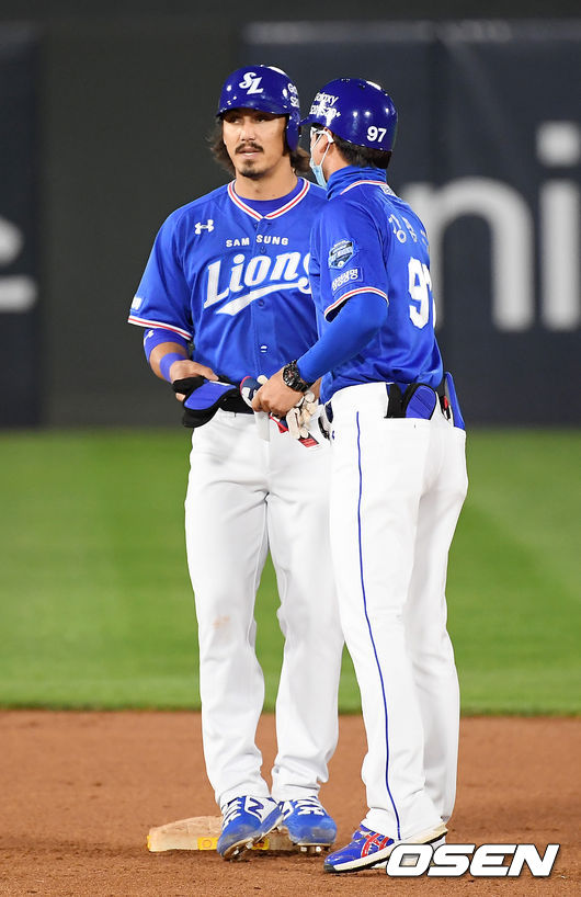 4회초 1사 주자 1루 삼성 살라디노가 좌중간 1타점 적시 2루타를 날린 후 2루에서 축하를 받고 있다.. / rumi@osen.co.kr