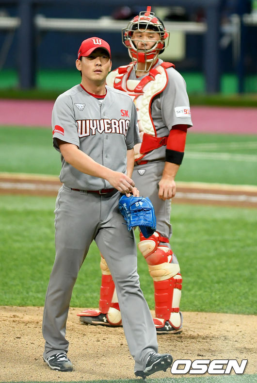 21일 오후 서울 고척동 고척스카이돔에서 '2020 신한은행 SOL KBO리그' 키움 히어로즈와 SK 와이번스의 경기가 열렸다.5회말 1사 1,2루에서 SK 선발 문승원이 강판되고 있다./ksl0919@osen.co.kr