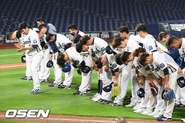 26일 오후 창원 NC파크에서 ‘2020 신한은행 SOL KBO리그’ NC 다이노스와 키움 히어로즈의 경기가 열렸다. 이 날 경기에서 NC 다이노스는 구창모의 완벽투와 타선과 불펜진의 합작으로 7-2로 승리를 거뒀다. 이로써 NC는 3연승을 달리며 시즌 15승3패를 마크했다. 반면, 키움은 2연패에 빠지며 10승9패가 됐다.경기를 마치고 NC 선수들이 인사를 하고 있다./ rumi@osen.co.kr