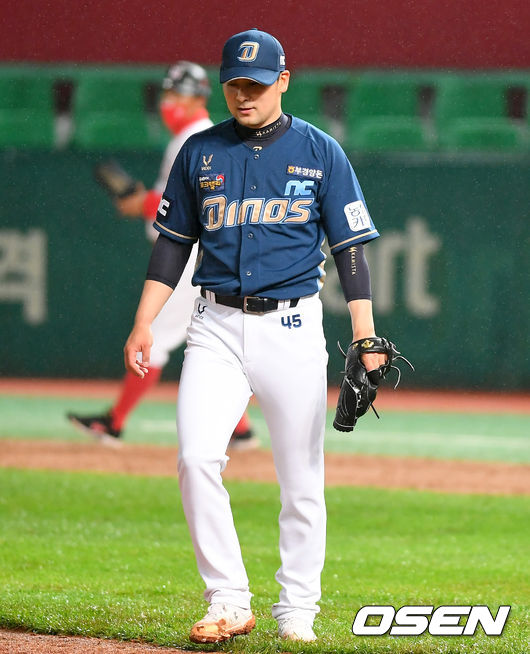 [OSEN=인천, 김성락 기자] 15일 오후 인천 SK행복드림구장에서 ‘2020 신한은행 SOL KBO리그’ SK 와이번스와 NC 다이노스의 경기가 열렸다. 이 날 경기에서 NC는 연장 혈투 끝에 6-2로 승리하며 4연승 질주를 했다. 반면 SK는 7연패 수렁에 빠졌다.9회말 2사 만루 상황에서 NC 임창민이 SK 김창평을 볼넷으로 동점을 허용하고 있다./ksl0919@osen.co.kr