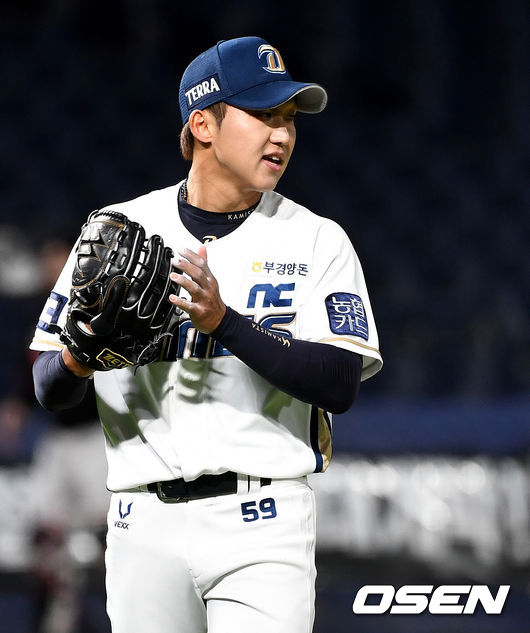 7회초 2사 1루 상황 KT 박경수를 외야 플라이로 이끌며 실점없이 이닝을 마무리지은 NC 선발 구창모가 더그아웃으로 향하며 기뻐하고 있다. / dreamer@osen.co.kr