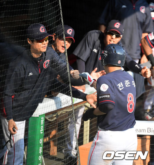 1회초 1사 2루에서 롯데 전준우가 안치홍의 선제 1타점 적시타에 홈을 밟고 허문회 감독과 기뻐하고 있다. /jpnews@osen.co.kr