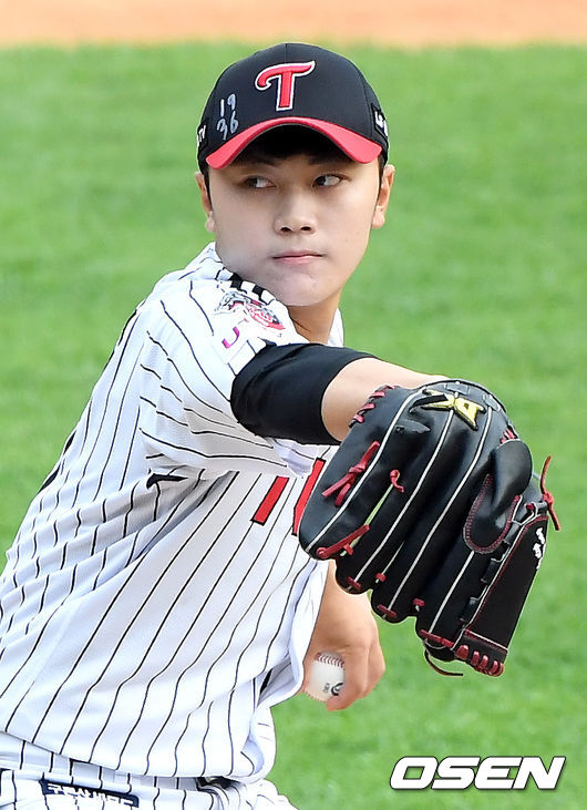 23일 오후 서울 송파구 잠실야구장에서 ‘2020 신한은행 SOL KBO리그’ LG 트윈스와 KT 위즈의 경기가 열렸다.9회초 마운드에 오른 LG 김윤식이 공을 뿌리고 있다. /cej@osen.co.kr