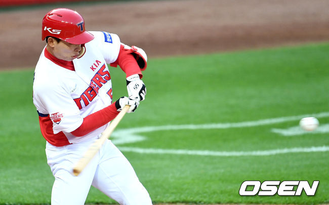 2일 오후 광주-기아 챔피언스필드에서 ‘2020 신한은행 SOL KBO리그’ KIA 타이거즈와 롯데 자이언츠의 경기가 열렸다. 1회말 무사 선두타자로 나선 KIA 김호령이 초구를 노려 선제 좌월 솔로포를 날리고 있다. / dreamer@osen.co.kr