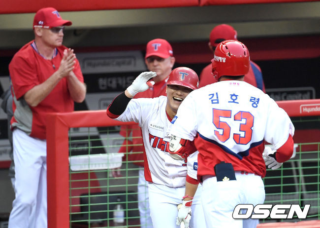 2일 오후 광주-기아 챔피언스필드에서 ‘2020 신한은행 SOL KBO리그’ KIA 타이거즈와 롯데 자이언츠의 경기가 열렸다. 1회말 무사 선두타자로 나선 KIA 김호령이 초구를 노려 선제 좌월 솔로포를 날리고 홈을 밟은 뒤 김선빈과 인사를 나누고 있다. / dreamer@osen.co.kr