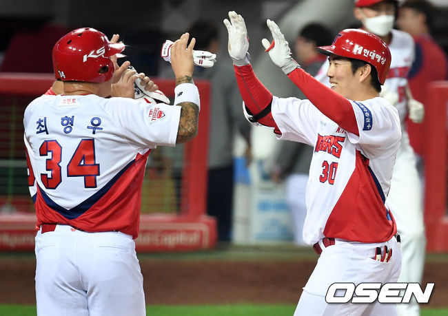 2일 오후 광주-기아 챔피언스필드에서 ‘2020 신한은행 SOL KBO리그’ KIA 타이거즈와 롯데 자이언츠의 경기가 열렸다. 6회말 무사 2, 3루 상황 KIA 유민상이 재역전 우중간 스리런포를 날리고 최형우-나지완과 인사를 나누고 있다. / dreamer@osen.co.kr