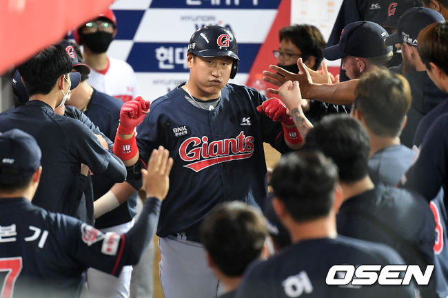 6회초 무사 선두타자로 나선 롯데 이대호가 역전 좌월 솔로포를 날리고 더그아웃 동료들과 인사를 나누고 있다. / dreamer@osen.co.kr