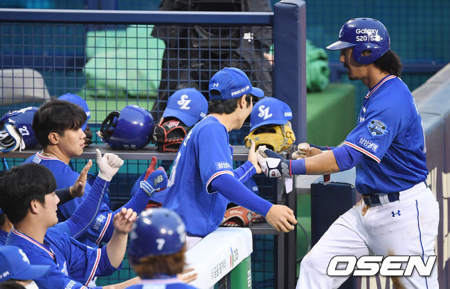 1회초 무사 1,2루 삼성 살라디노가 2타점 적시타로 3루까지 진루하려다 아웃당한 뒤 동료들의 축하를 받으며 더그아웃으로 들어오고 있다. /youngrae@osen.co.kr