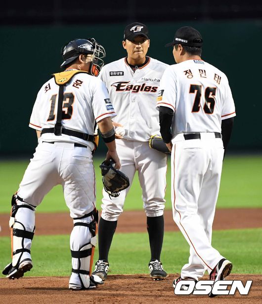 마운드를 방문한 한화 정민태 코치가 김이환과 이야기를 나누고 있다. /sunday@osen.co.kr