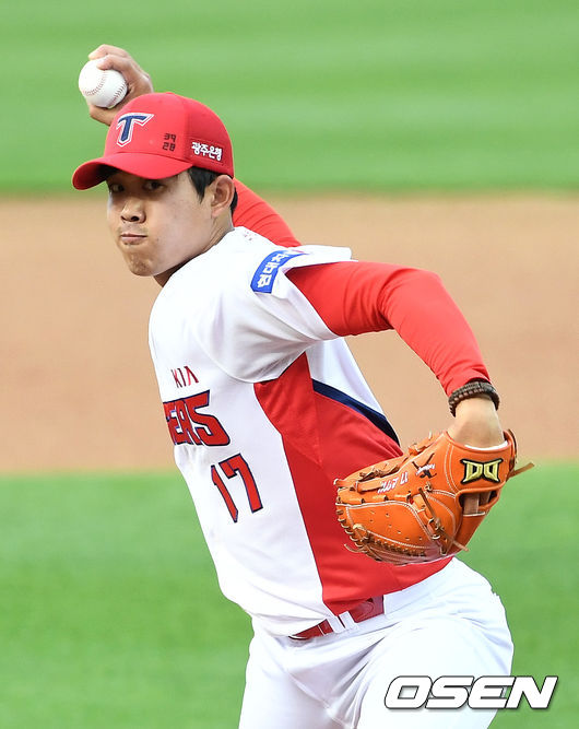 2일 오후 광주-기아 챔피언스필드에서 ‘2020 신한은행 SOL KBO리그’ KIA 타이거즈와 롯데 자이언츠의 경기가 열렸다. KIA 선발 임기영이 힘차게 공을 뿌리고 있다. / dreamer@osen.co.kr