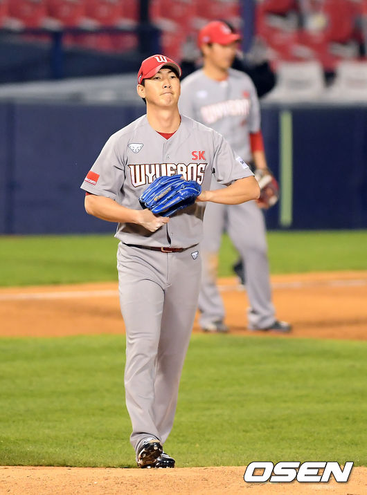 27일 오후 서울 잠실야구장에서 ‘2020 신한은행 SOL KBO리그’ 두산 베어스와 SK 와이번스의 경기가 열렸다.5회말 3실점을 허용한 SK 문승원이 아쉬워하고 있다. /cej@osen.co.kr