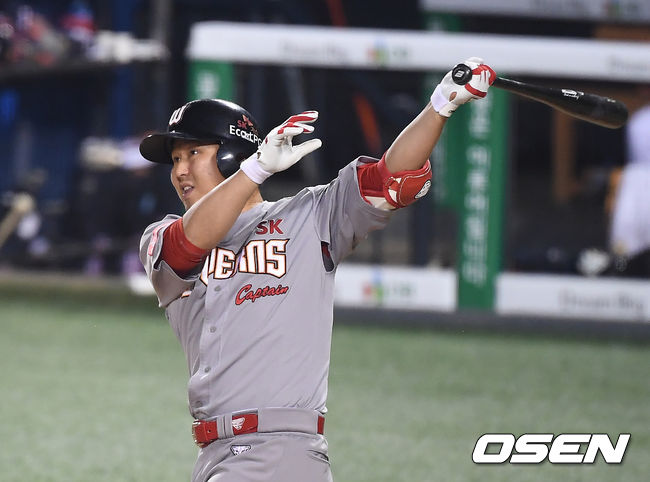 7회초 1사 1,2루 SK 최정이 적시타를 때려내고 있다. /youngrae@osen.co.kr