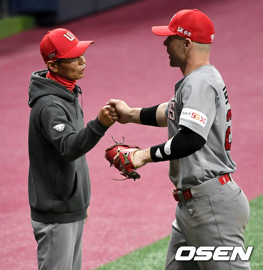 승리를 거둔 SK 염경엽 감독과 로맥이 인사를 나누고 있다. / dreamer@osen.co.kr