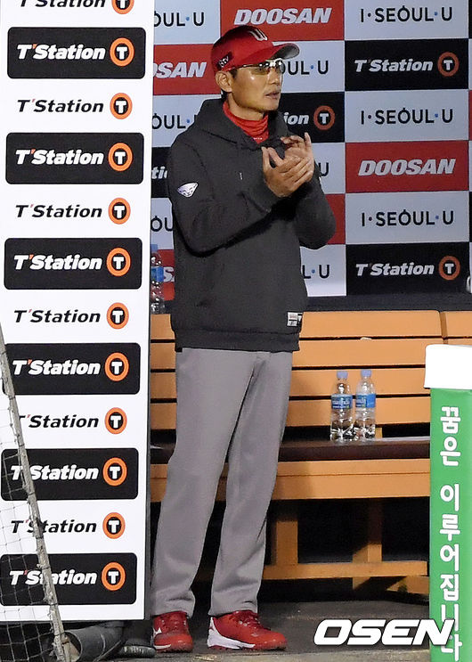 SK 염경엽 감독이 선수들에게 격려의 박수를 보내고 있다. /cej@osen.co.kr
