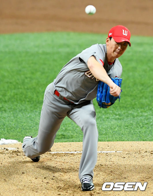 21일 오후 서울 고척동 고척스카이돔에서 '2020 신한은행 SOL KBO리그' 키움 히어로즈와 SK 와이번스의 경기가 열렸다.1회말 SK 선발투수 문승원이 마운드에 올라 힘차게 공을 뿌리고 있다./ksl0919@osen.co.kr