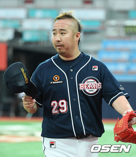 1회말을 마친 두산 선발 유희관이 덕아웃으로 들어오고 있다./rumi@osen.co.kr