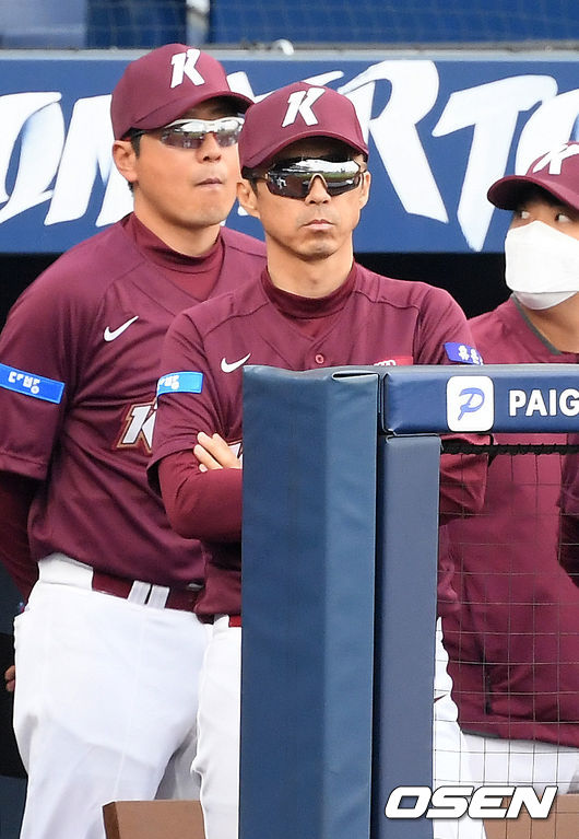 키움 덕아웃에서 손혁 감독이 경기를 주시하고 있다./ rumi@osen.co.kr