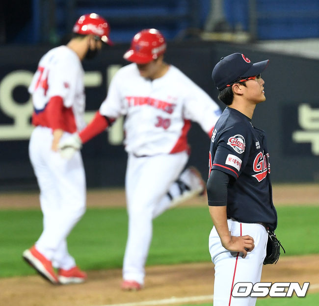 2일 오후 광주-기아 챔피언스필드에서 ‘2020 신한은행 SOL KBO리그’ KIA 타이거즈와 롯데 자이언츠의 경기가 열렸다. 6회말 무사 2, 3루 상황 KIA 유민상에게 재역전 우중간 스리런포를 허용한 롯데 선발 박세웅이 아쉬워하고 있다. / dreamer@osen.co.kr