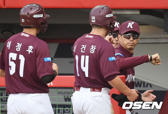 1회초 1사 만루 키움 손혁 감독이 박동원의 적시타로 득점을 올린 서건창, 이정후와 주먹 하이파이브를 하고 있다. /youngrae@osen.co.kr 