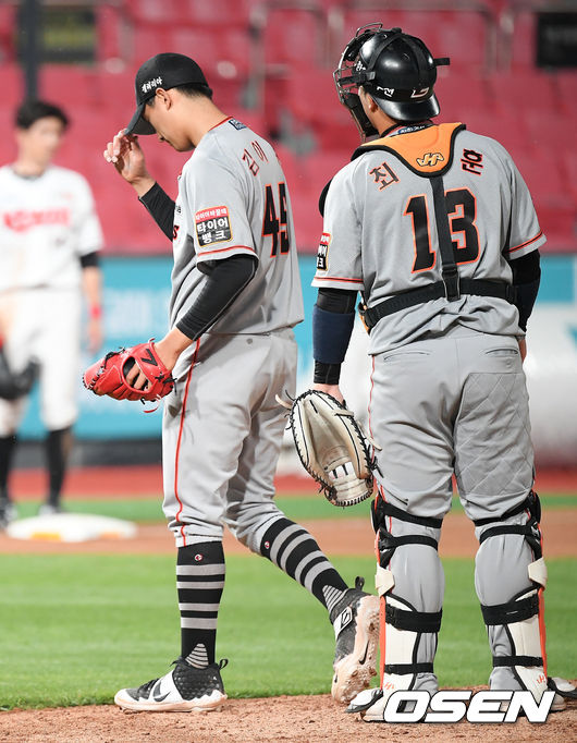 4회말 1사 주자 1,3루 KT 김민혁 타석에서 한화 선발 김이환이 교체되고 있다. /rumi@osen.co.kr