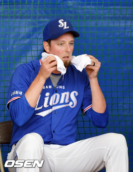 삼성 덱 맥과이어가 불펜 피칭을 한 후 땀을 닦고 있다./rumi@osen.co.kr