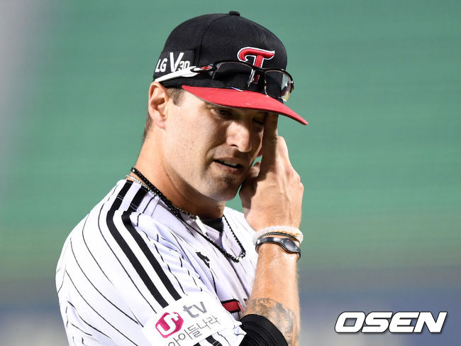 1회말 공수교대때 LG 허프가 땀을 닦으며 더그아웃으로 가고 있다. /sunday@osen.co.kr