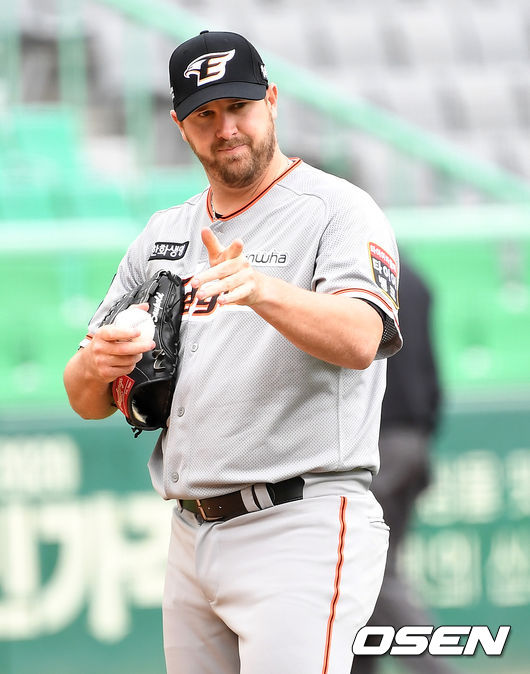 6회말 1사 주자없는 상황 한화 선발 서폴드가 야수들에게 사인을 보내고 있다./ dreamer@osen.co.kr