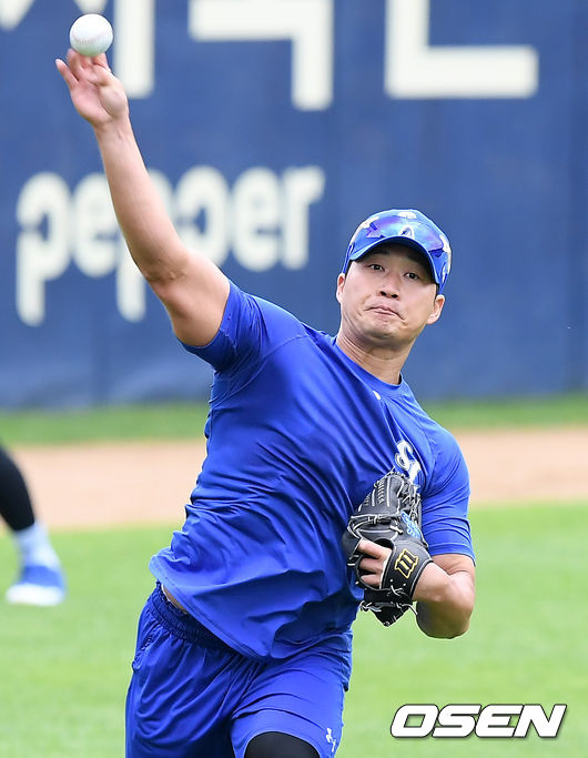 2일 오후 서울 잠실야구장에서 ‘2020 신한은행 SOL KBO리그’ LG 트윈스와 삼성 라이온즈의 경기에 앞서 양팀 선수들이 훈련을 가졌다.삼성 오승환이 훈련을 하고 있다. /cej@osen.co.kr