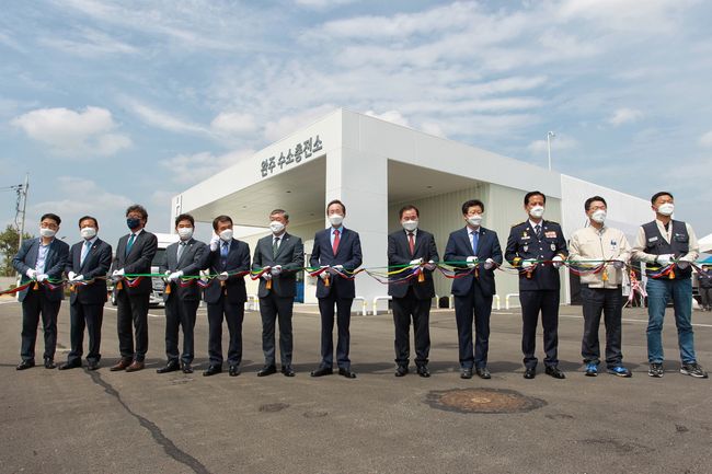 왼쪽부터 한국가스안전공사 전북지역 이문호 본부장, 전주 상공회의소 이선홍 회장, 환경부 금한승 대기환경정책관, 완주군 의회 최등원 의장, 완주군 박성일 군수, 전라북도 도의회 송성환 의장, 전라북도 송하진 도지사, 현대자동차 한성권 사장, 안호영 국회의원, 전북지방경찰청 조용식 청장, 현대자동차 문정훈 공장장, 노조 현대차지부 전주공장위원회 주인구 의장이 기념촬영을 하고있다.