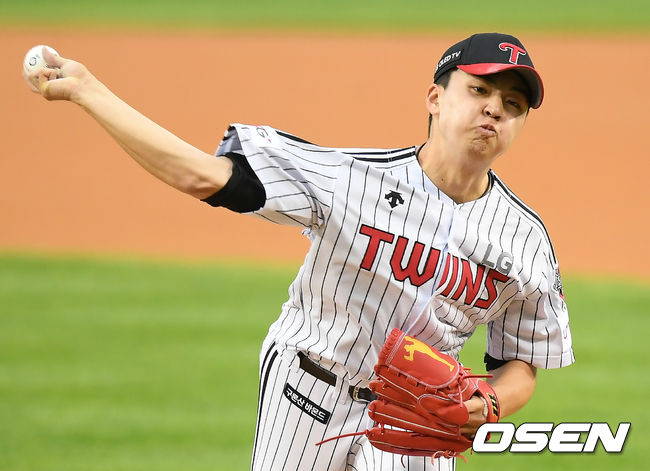 2일 오후 서울 잠실야구장에서 ‘2020 신한은행 SOL KBO리그’ LG 트윈스와 삼성 라이온즈의 경기가 열렸다.1회초 LG 선발투수 이민호가 공을 뿌리고 있다. /cej@osen.co.kr