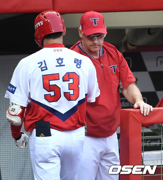 지난 2일 오후 광주-기아 챔피언스필드에서 ‘2020 신한은행 SOL KBO리그’ KIA 타이거즈와 롯데 자이언츠의 경기가 열렸다. 1회말 무사 선두타자로 나선 KIA 김호령이 초구를 노려 선제 좌월 솔로포를 날리고 윌리엄스 감독과 인사를 나누고 있다. / dreamer@osen.co.kr